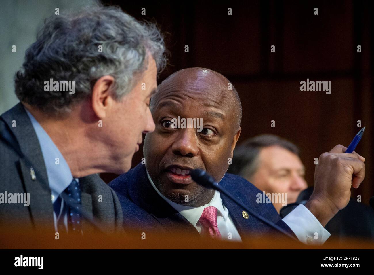 Senator Sherrod Brown (Demokrat von Ohio), Vorsitzender des US-Senatskomitees für Banken, Wohnungsbau, Und Urban Affairs, Left, berät sich mit dem US-Senator Tim Scott (Republikaner von South Carolina), während Jerome H. Powell, Vorsitzender des Gouverneursrats des Federal Reserve Systems, während eines Senatsausschusses für Banken, Wohnungsbau, Und Urban Affairs Anhörung zur Prüfung des halbjährlichen geldpolitischen Berichts an den Kongress, im Hart Senate Office Building in Washington, DC, USA, Dienstag, 7. März, 2023. Foto von Rod Lamkey/CNP/ABACAPRESS.COM Stockfoto