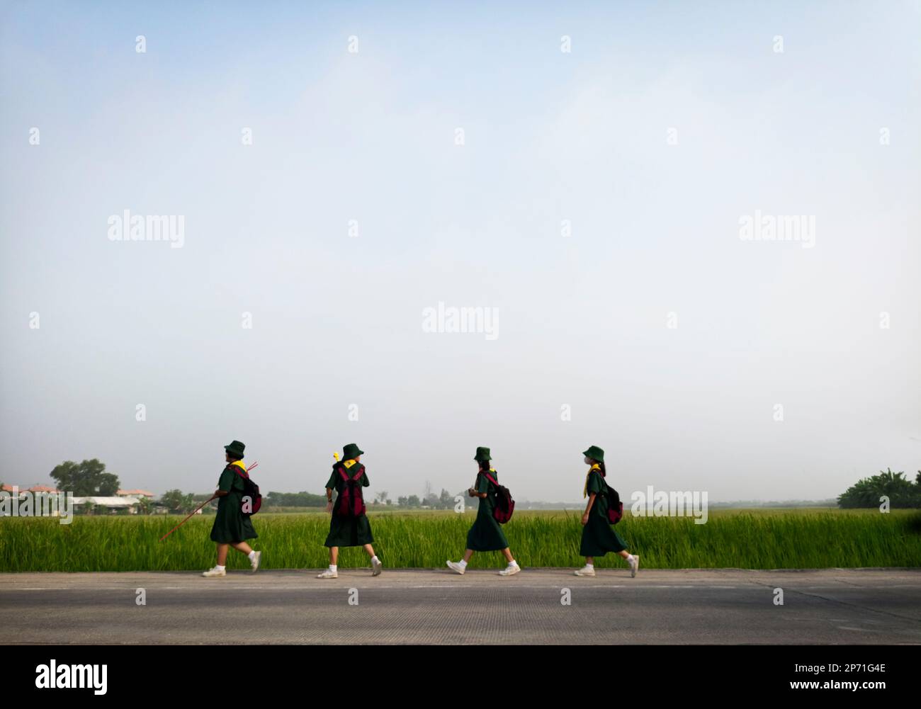 Grüner Pfadfinderanzug, Spaziergang vorbei am Landwirtschaftsfeld bangkok thailand Stockfoto