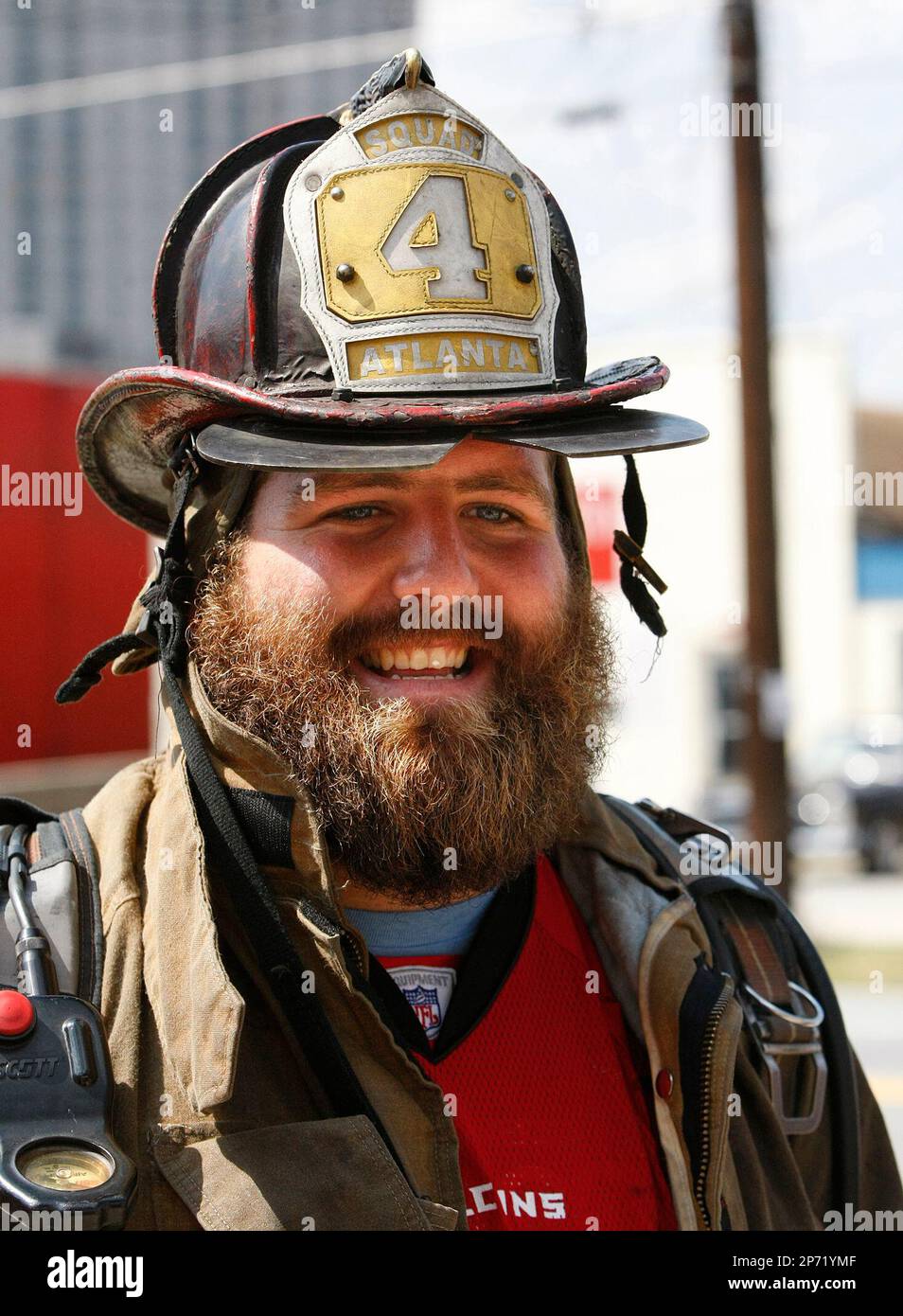Atlanta Falcons Falcons center Joe Hawley laughs as he tries on a firefighters outfit at Station 21 in Atlanta, Ga., Tuesday, Sept. 13, 2011. Falcons players visited three Atlanta fire stations to thank the city's service men and women, to commemorate 10th anniversary of the Sept. 11th attacks. ( Curtis Compton) MARIETTA DAILY OUT, GWINNETT DAILY POST OUT /Atlanta Journal-Constitution via AP) Stockfoto