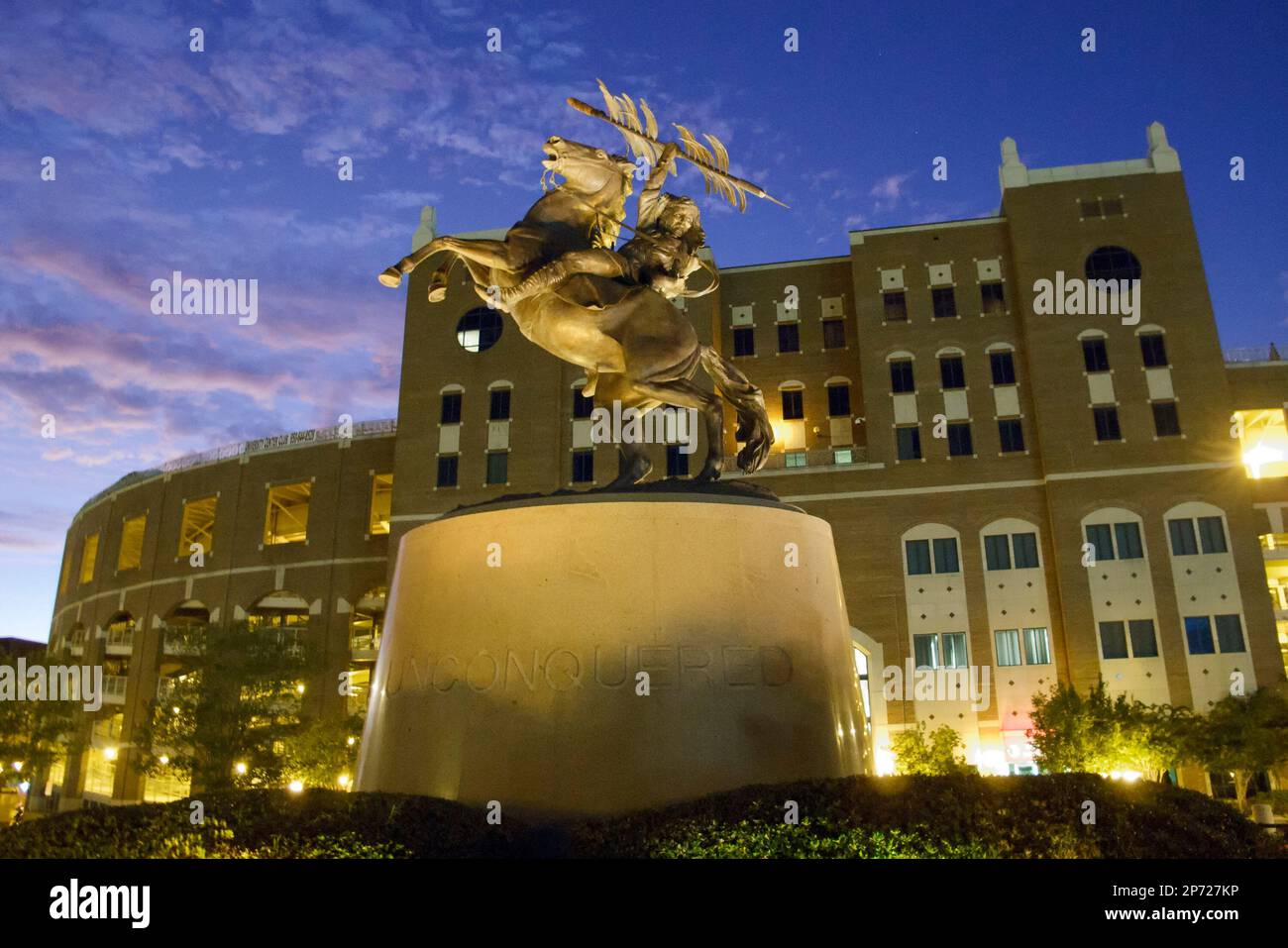 An earlier evening look at the Unconquered Statue in front of Florida State's Doak Campbell Stadium during the game against Louisiana-Monroe on Bobby Bowden Field on Sept. 3, 2011 in Tallahassee, Florida. #6 ranked Florida State defeated ULM 34-0. (AP Photo/Don Juan Moore) Stockfoto