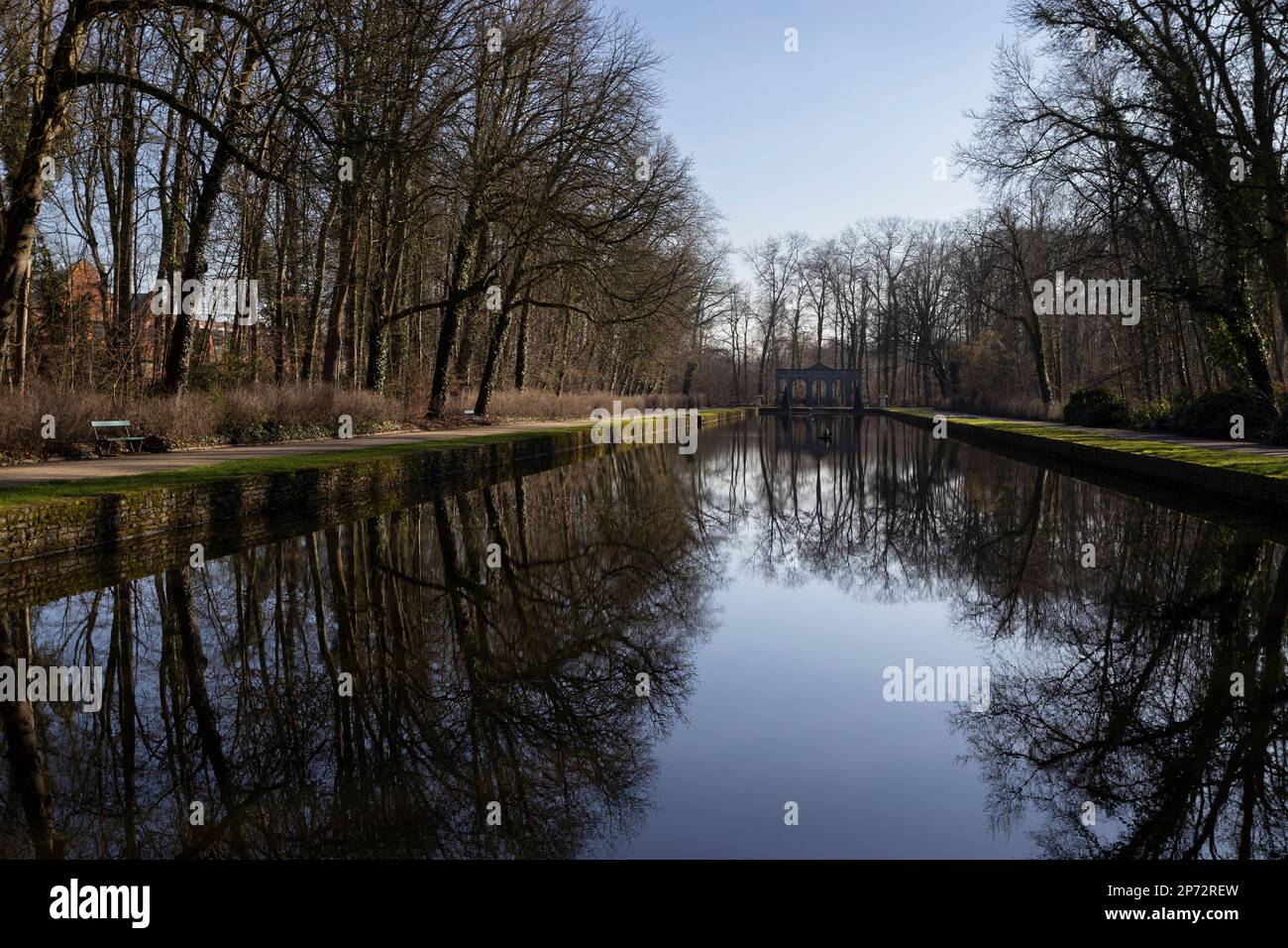 Blick auf den Reflexionspool im „Het Stad's“ Park in Aalst, Ostflandern, Belgien. Wunderschöne Reflexionen der umliegenden Bäume im stillen Wasser Stockfoto