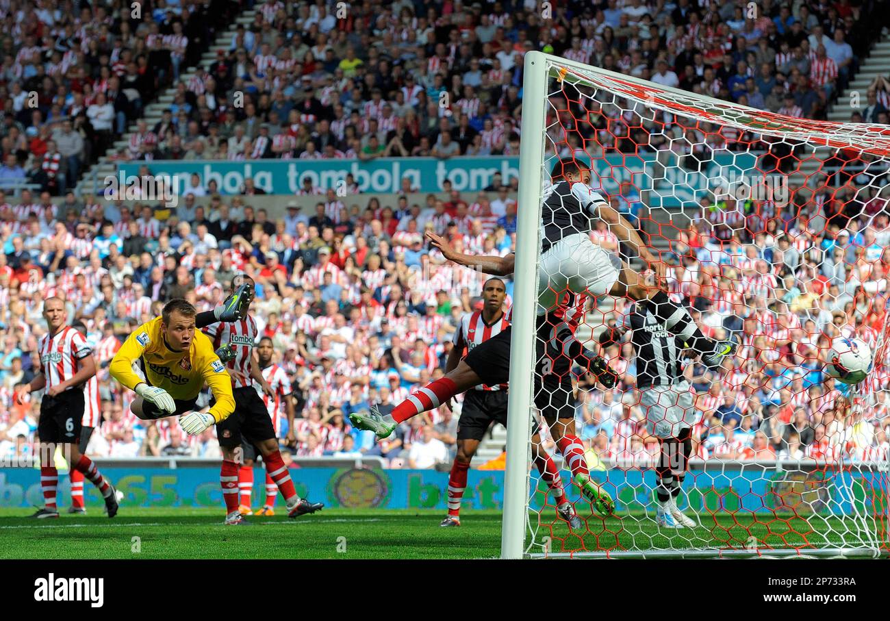 Steven Taylor (C) of Newcastle United scores his side's first goal during the Premier League football match between Sunderland AFC and Newcastle United on 20 August, 2011, at Stadium of Light, Newcastle upon Tyne, England. Photo Credit: SPORTIMAGE/RICHARD LEE..Barclays Premier League..Sunderland v Newcastle United..20th August, 2011. (Cal Sports Media via AP Images) Stockfoto