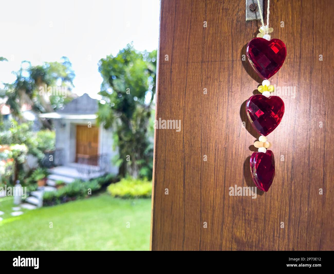 Drei rote Herzen hängen. Stockfoto