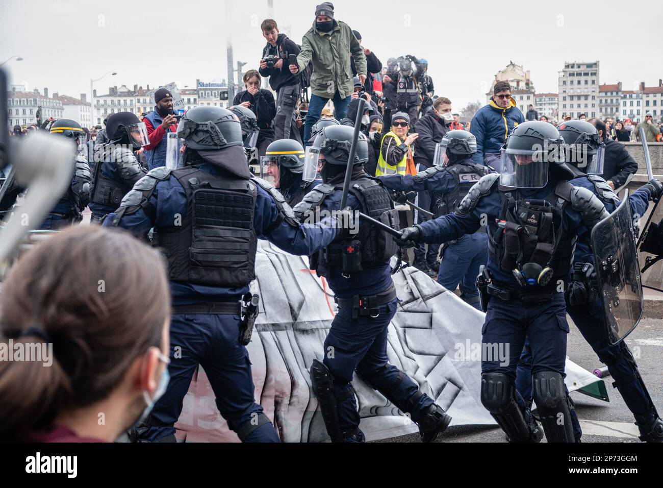 Frankreich, Lyon, 2023-03-07. Polizei und Aufrechterhaltung der Ordnung während der Demonstration gegen die Rentenreform. Foto von Franck CHAPOLARD. Stockfoto