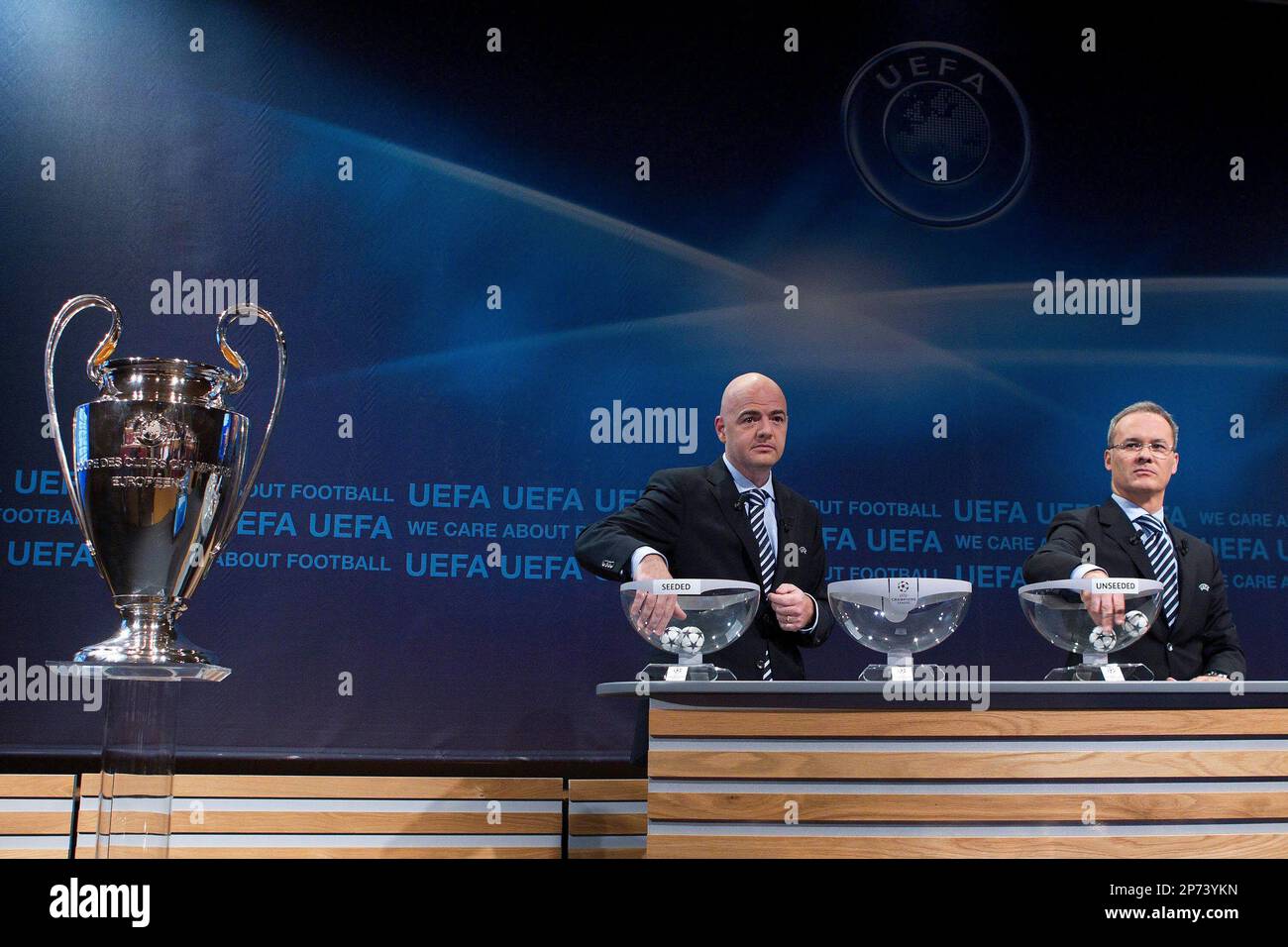 UEFA General Secretary Gianni Infantino, left, and UEFA Competitions Director, Giorgio Marchetti, right, pick up the balls containing the names of the soccer clubs, during the draw for the Champions League playoffs at the UEFA Headquarters in Nyon, Switzerland, Friday, Aug. 5, 2011. (AP Photo/Keystone, Salvatore Di Nolfi) GERMANY OUT - AUSTRIA OUT Stockfoto