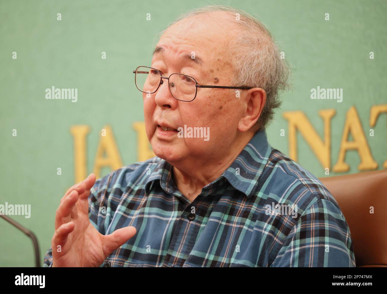Tokio, Japan. 8. März 2023. Der japanische Raketeningenieur Yasunori Matogawa, Ehrenprofessor der Japan Aerospace Exploration Agency (JAXA), spricht am Mittwoch, den 8. März 2023 im Japan National Press Club in Tokio. JAXA konnte Japans neue Flaggschiff-Rakete H3 nicht starten, nachdem sie am 7. März vom Tanegashima Space Center abgehoben hatte. (Foto: Yoshio Tsunoda/AFLO) Stockfoto