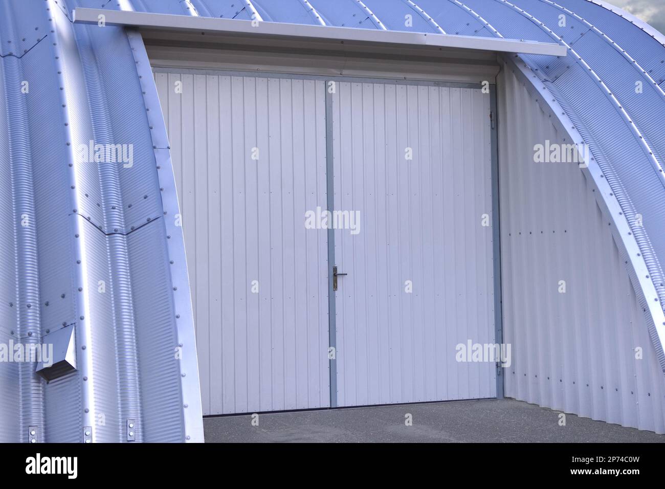 Außenansicht eines modernen kleinen Lagerhauses Stockfoto