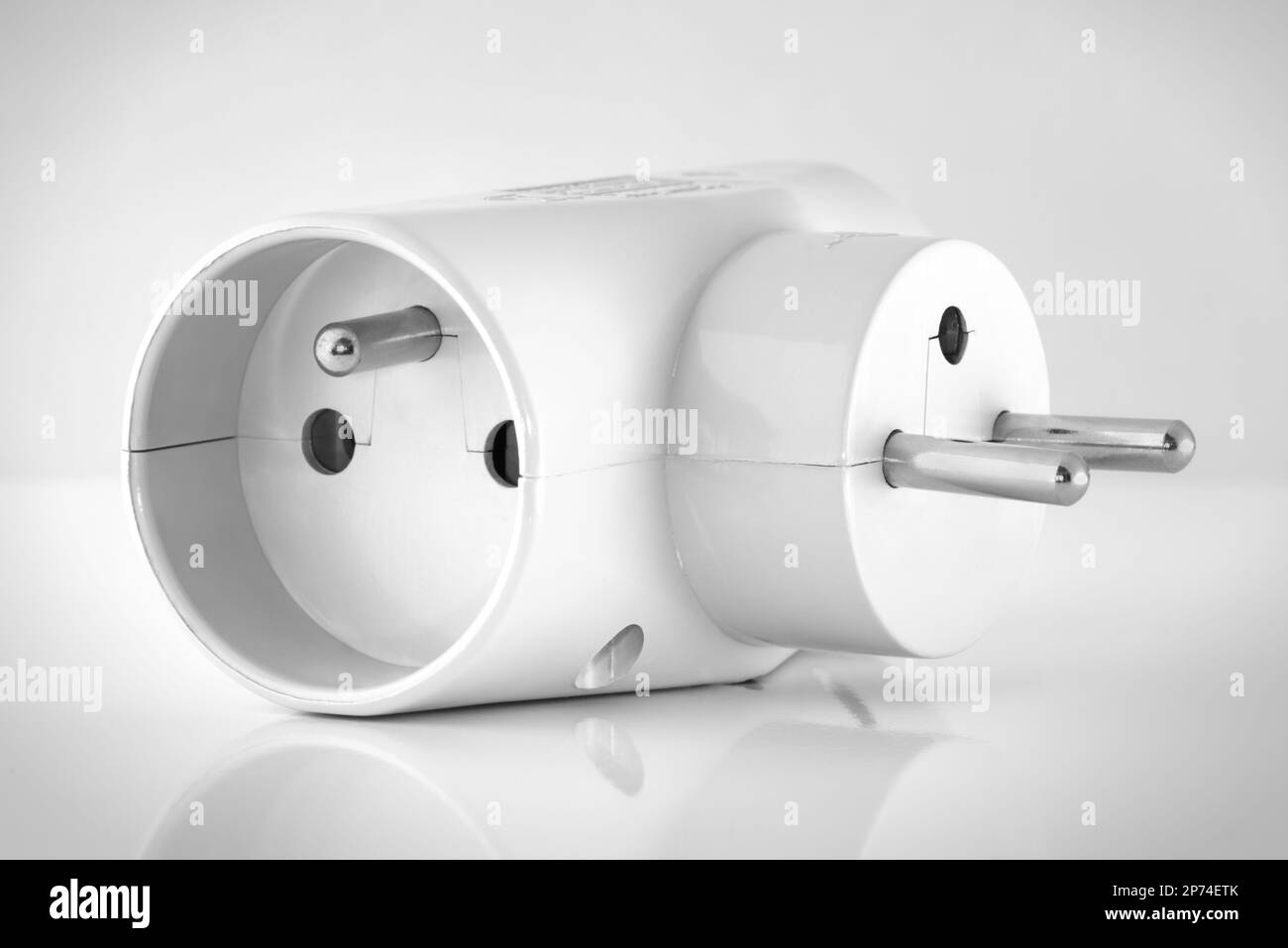3 Steckdosen kompakter, platzsparender geerdeter Steckdosenverteiler Stockfoto