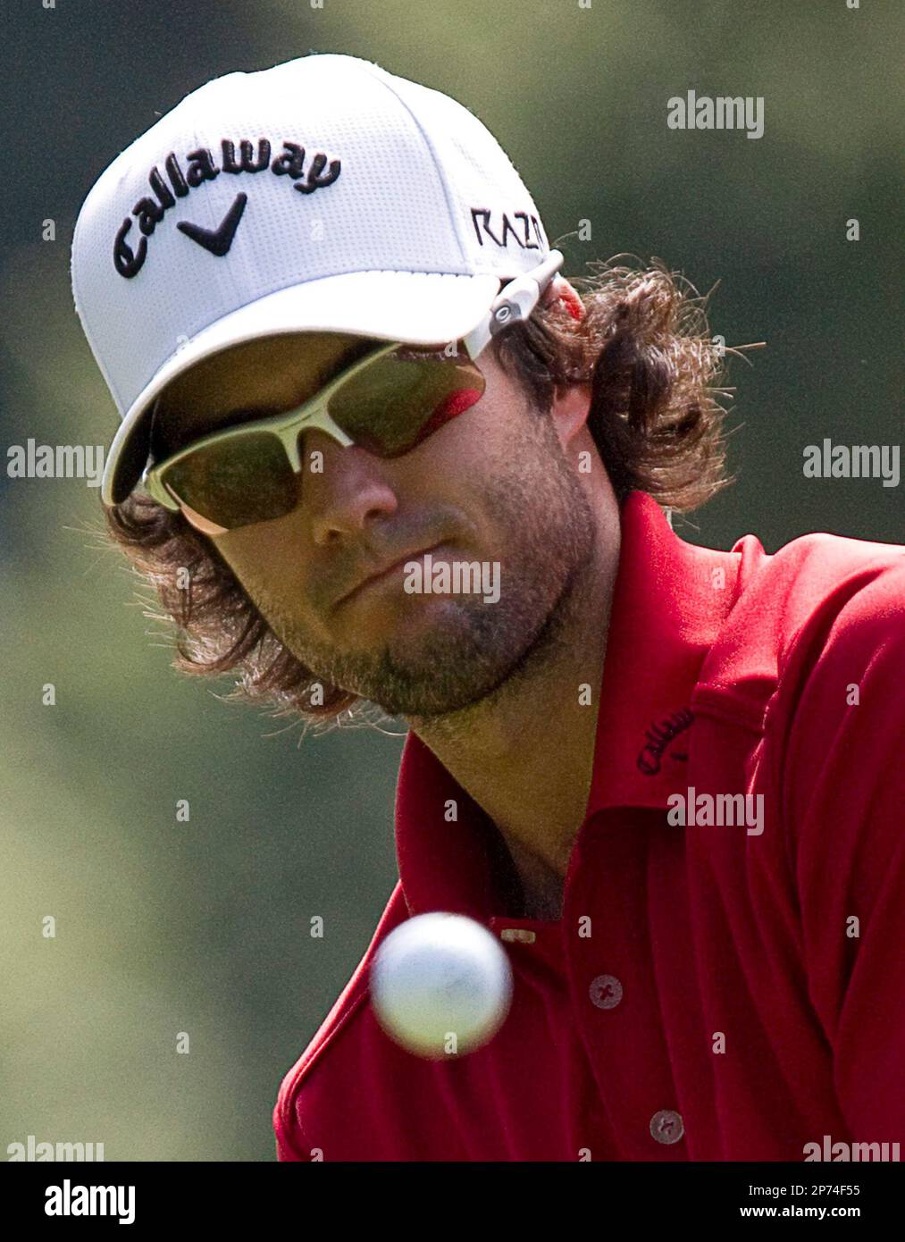 Adam Hadwin, of Abbotsford, British Columbia, chips a shot onto the sixth green during the final round of the Canadian Open golf tournament at Shaughnessy Golf and Country Club in Vancouver, British Columbia, on Sunday, July 24, 2011. (AP Photo/The Canadian Press, Jonathan Hayward) Stockfoto