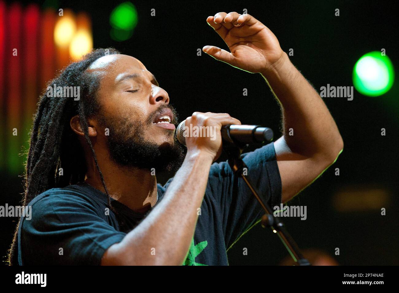 FILE - In this July 8, 2011 file photo, Jamaican singer Ziggy Marley, son of Bob Marley, performs on the Stravinski Hall stage during the 45th Montreux Jazz Festival, in Montreux, Switzerland. In a new album, the 42-year-old eldest son of Bob Marley reflects on lessons learned from his dad, who died at age 36 after contracting cancer. (AP Photo/Keystone, Laurent Gillieron, file) GERMANY OUT, AUSTRIA OUT Stockfoto