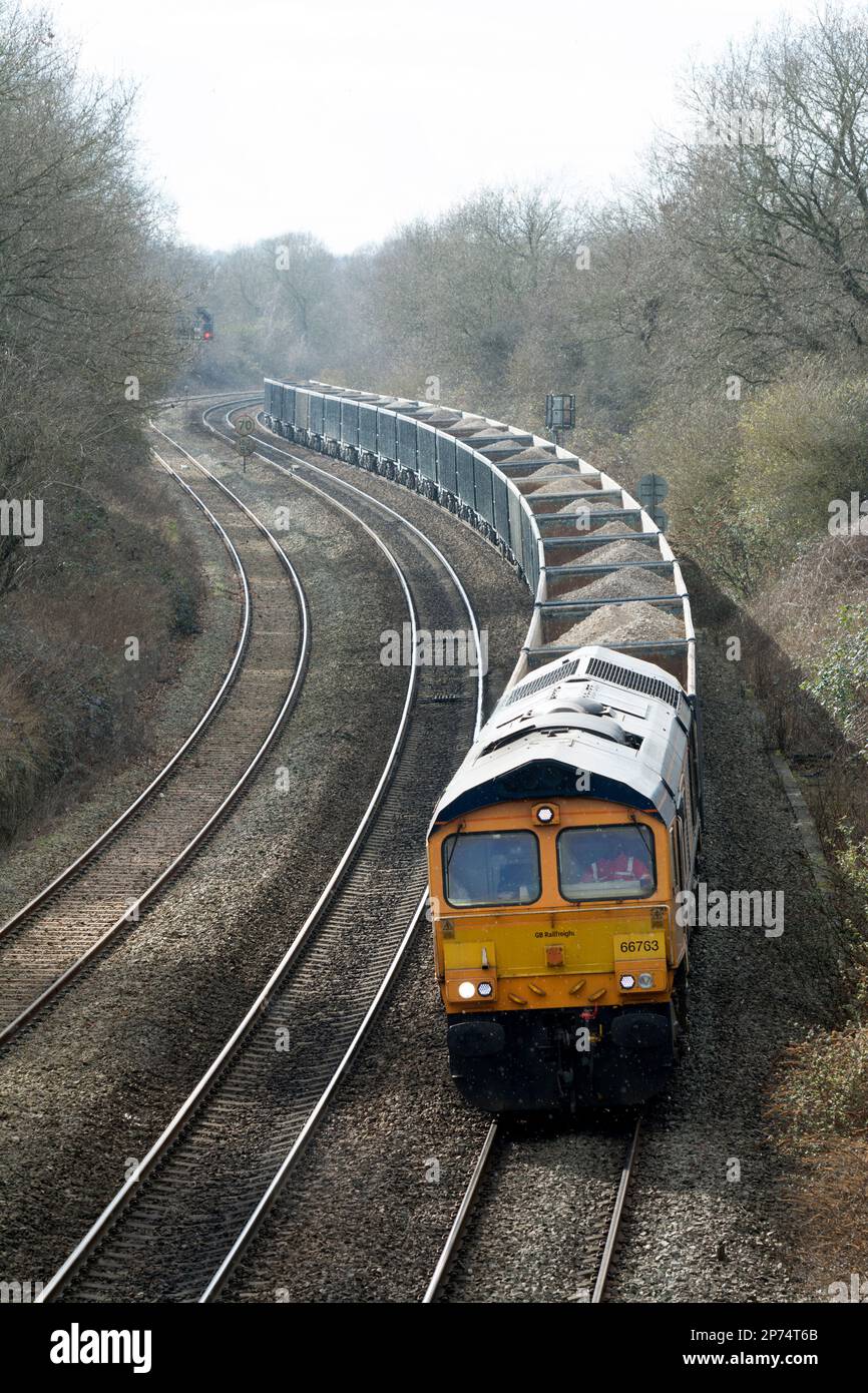 GBRf-Diesellokomotive der Klasse 66 Nr. 66763, die einen Ballaststeinzug zieht, Hatton Bank, Warwickshire, Großbritannien Stockfoto