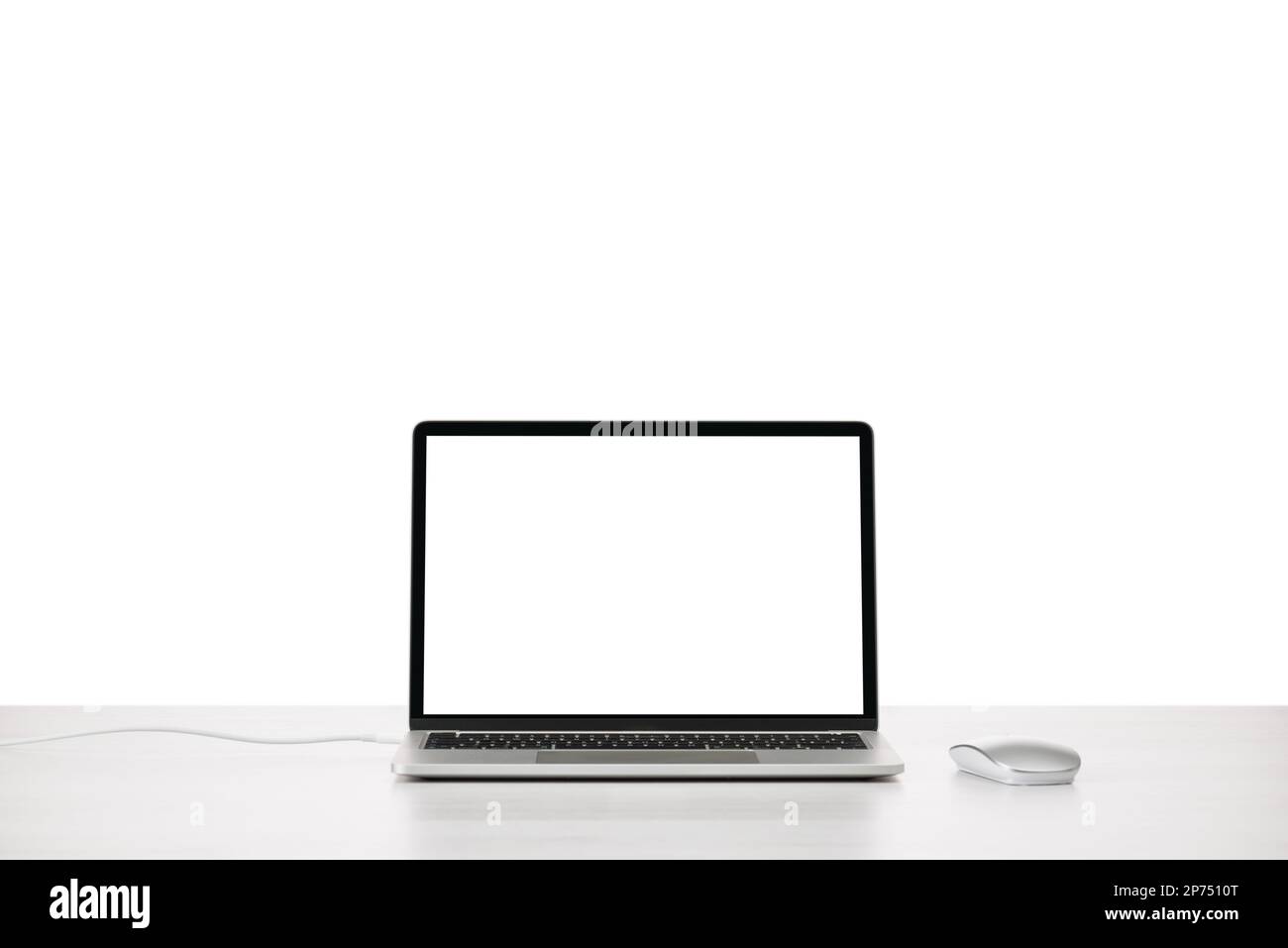 Moderner Laptop auf Bürotisch mit Maus und leerem screen.PNG-Bild Stockfoto