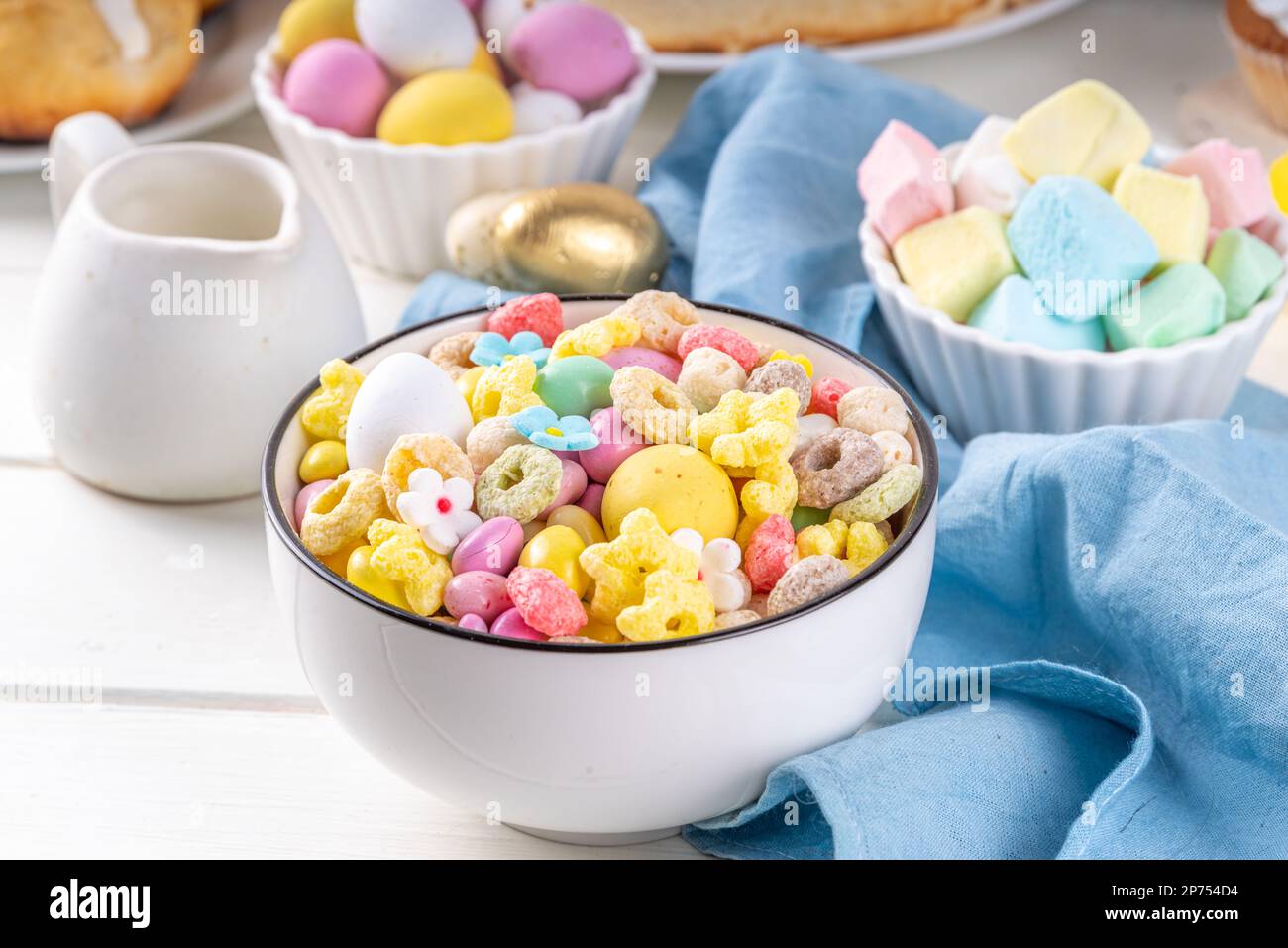 Frühstück osterhase Trail Mix. Bunte Frühstückszerealien und Flocken, mit Schokoladeneiern, Marshmallow, Zuckerstreuseln, Snacks. Süßes Haus Stockfoto