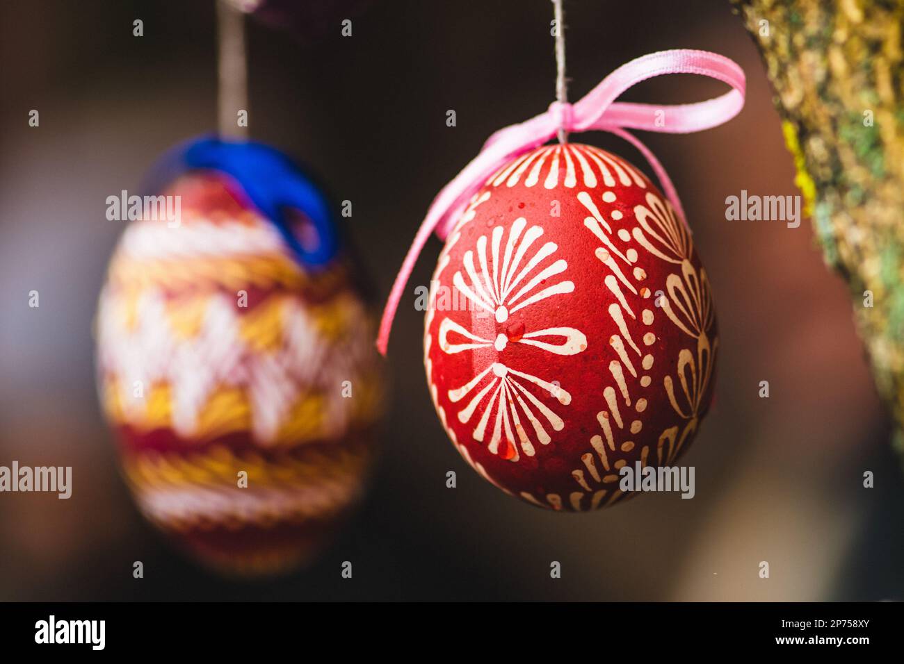 Traditionelles litauisches farbenfrohes Osterei aus Holz, Symbol der Fruchtbarkeit und des Lebens, gemalt mit den Symbolen der Natur, aus nächster Nähe Stockfoto