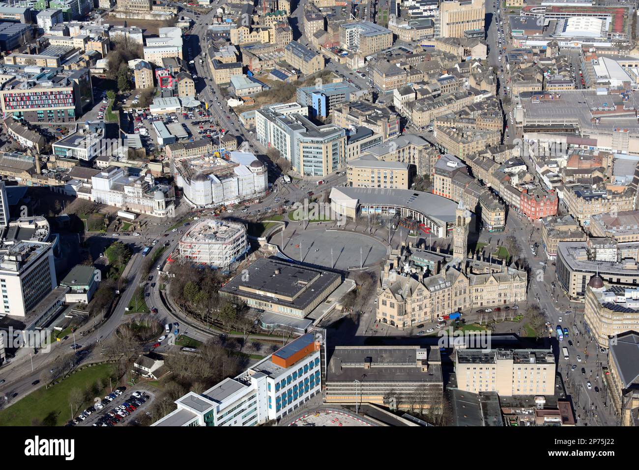 Luftaufnahme des Stadtzentrums von Bradford von Süden. Prominente Gebäude: Hundertjähriger Platz, Rathaus, Magistrates Court, Stadtbibliothek und Alhambra-Theater Stockfoto