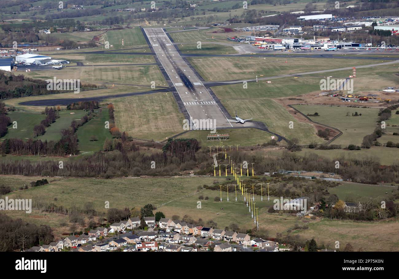 Luftaufnahme des Leeds Bradford Airport LBA mit Blick auf die Landebahn 32 von Südosten. Mit Ryanair Passagierjet Manövrieren für den Start Stockfoto