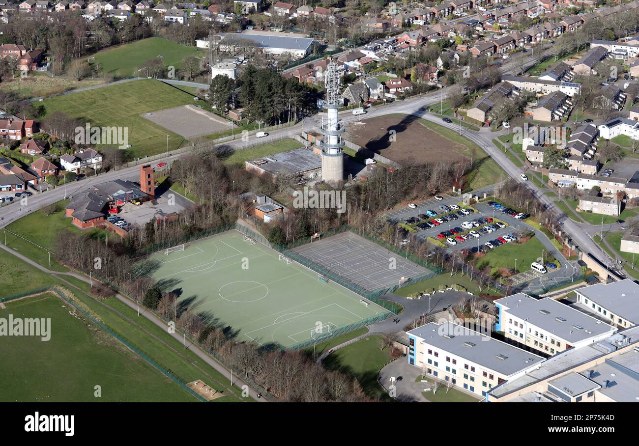 Die Sportplätze der Ralph Thoresby High School und die Feuerwehr von Cookridge sowie ein Radiomast auf der Otley Old Road, Cookridge, Leeds aus der Vogelperspektive Stockfoto