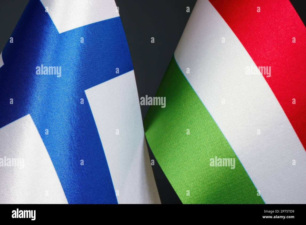 Flagge Finnlands neben der Flagge Ungarns. Stockfoto