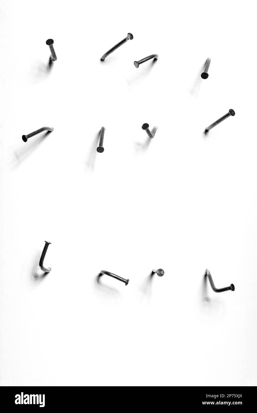 Schiefe Nägel auf weißem Hintergrund Stockfoto