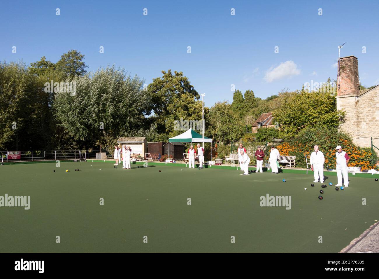 Alte Rentner, die Bowling spielen, Malmesbury Bowls and Social Club, Wiltshire, Großbritannien Stockfoto