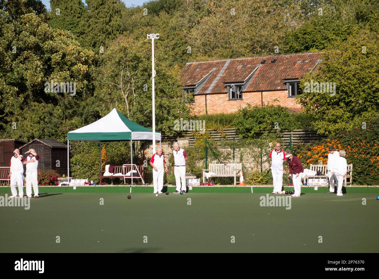 Alte Rentner, die Bowling spielen, Malmesbury Bowls and Social Club, Wiltshire, Großbritannien Stockfoto