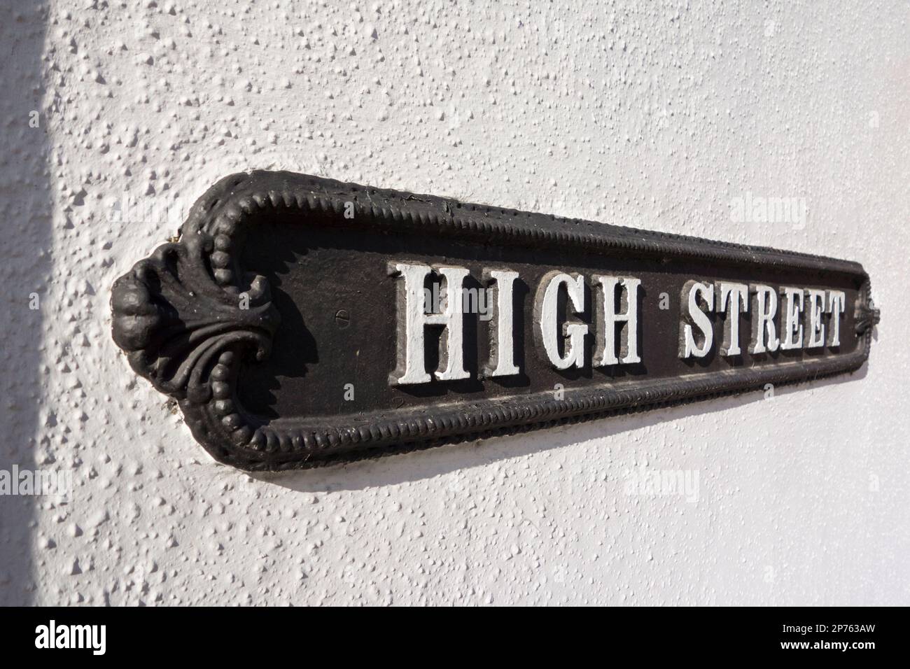 High Street-Schild an der weißen Wand, Großbritannien Stockfoto