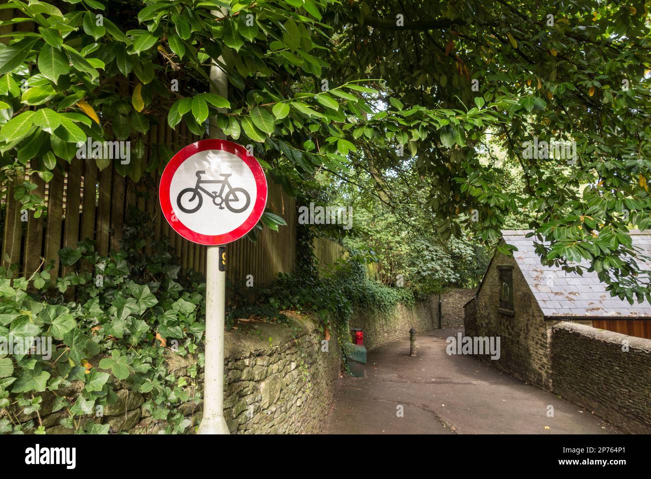 Warnschild „Fahrräder nicht erlaubt“ in Alley, Tetbury, Gloucestershire, Großbritannien Stockfoto