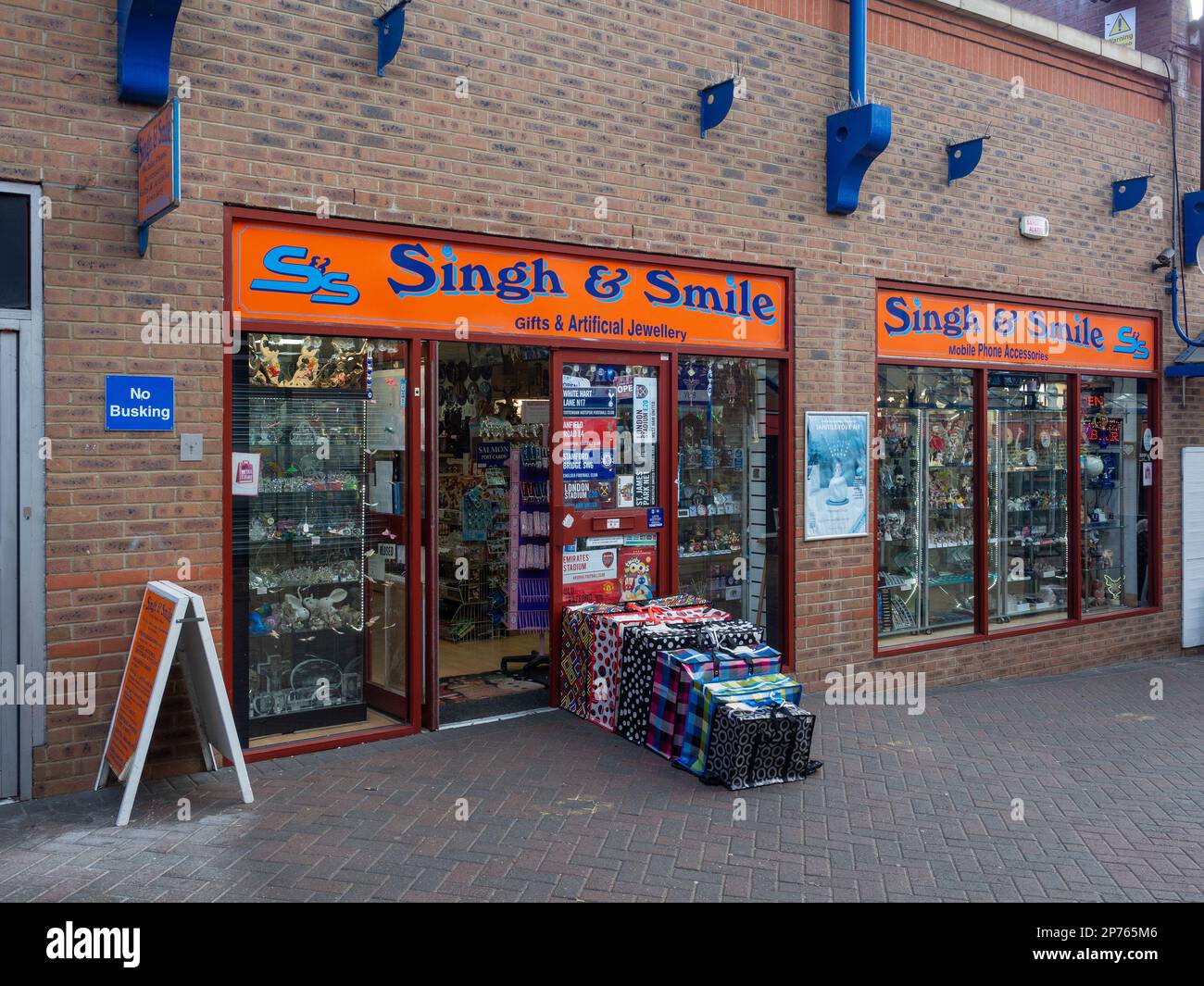 Singh & Lächeln, eine witzige Namen für ein Geschäft, in dem Sie Geschenke  und künstlichen Schmuck, Northampton, Großbritannien Stockfotografie - Alamy