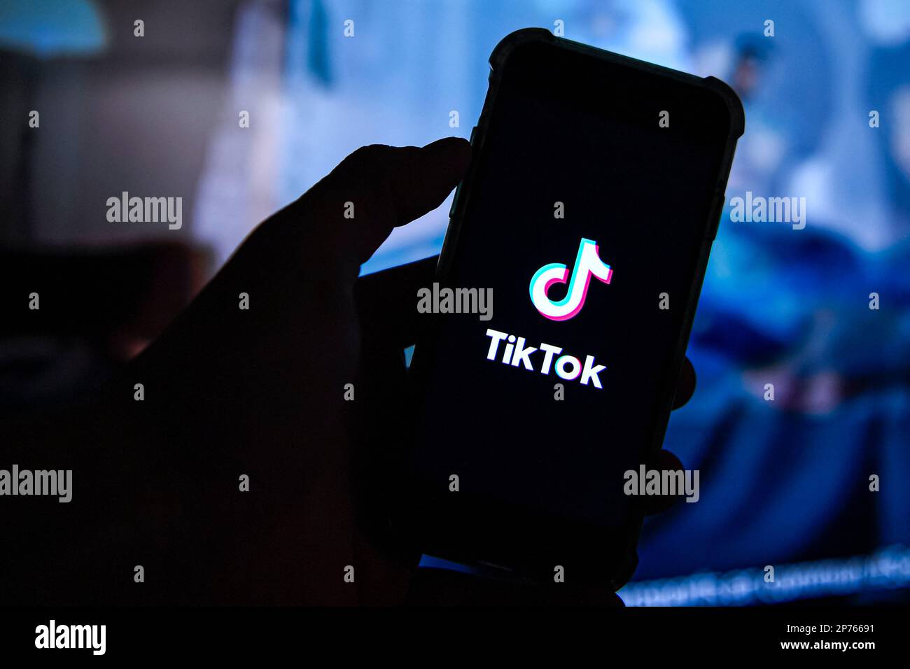 Paris, Frankreich. 07. März 2023. Die Abbildung zeigt das Logo des sozialen Netzwerks oder Videonetzwerks TikTok (oder Tik Tok) auf dem Bildschirm eines Telefons (Smartphones) in Paris, Frankreich, am 7. März 2023. - Das Weiße Haus unterstützte das Gesetz, das am Dienstag von einem Dutzend Senatoren eingeführt wurde, um der Regierung neue Befugnisse zu geben, die chinesische Video-App TikTok und andere fremdbasierte Technologien zu verbieten, wenn sie eine Bedrohung für die nationale Sicherheit darstellen. Foto von Victor Joly/ABACAPRESS.COM Kredit: Abaca Press/Alamy Live News Stockfoto