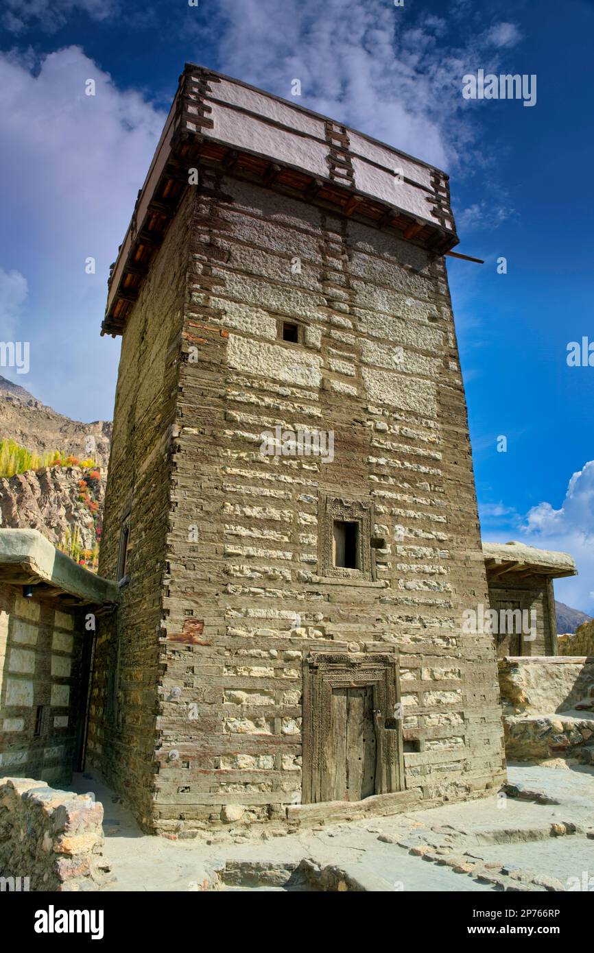 Man sagt, dass der Turm nicht nur benutzt wurde, um die Augen vor feindlichen Angriffen zu halten, sondern auch, um die zum Tode verurteilten Gefangenen aus Ta zu werfen Stockfoto