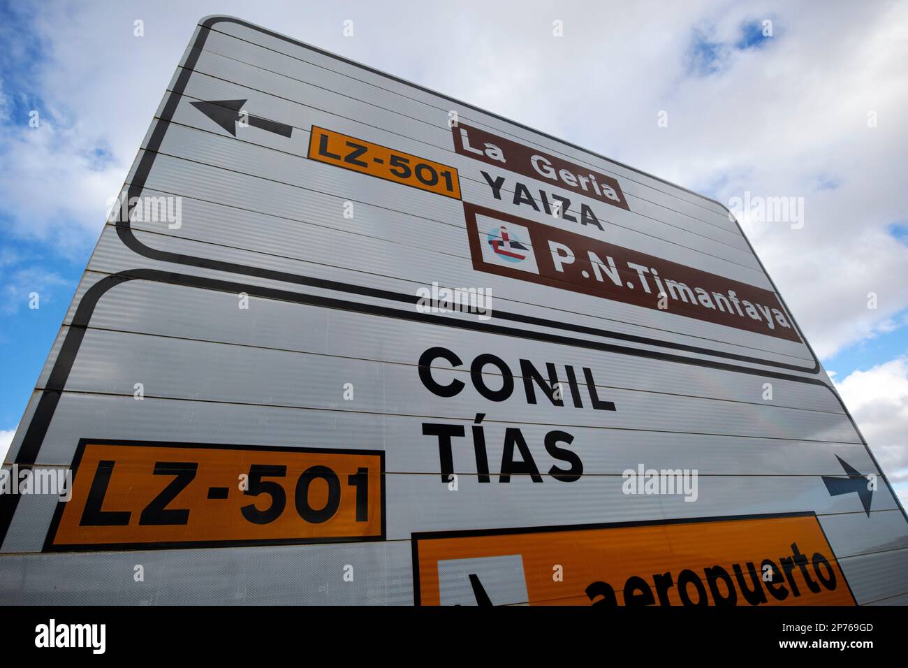 lz-501 Straßenschild mit Wegbeschreibung nach La geria yaiza timanfaya conil tias und zum Flughafen Lanzarote, Kanarische Inseln, Spanien Stockfoto