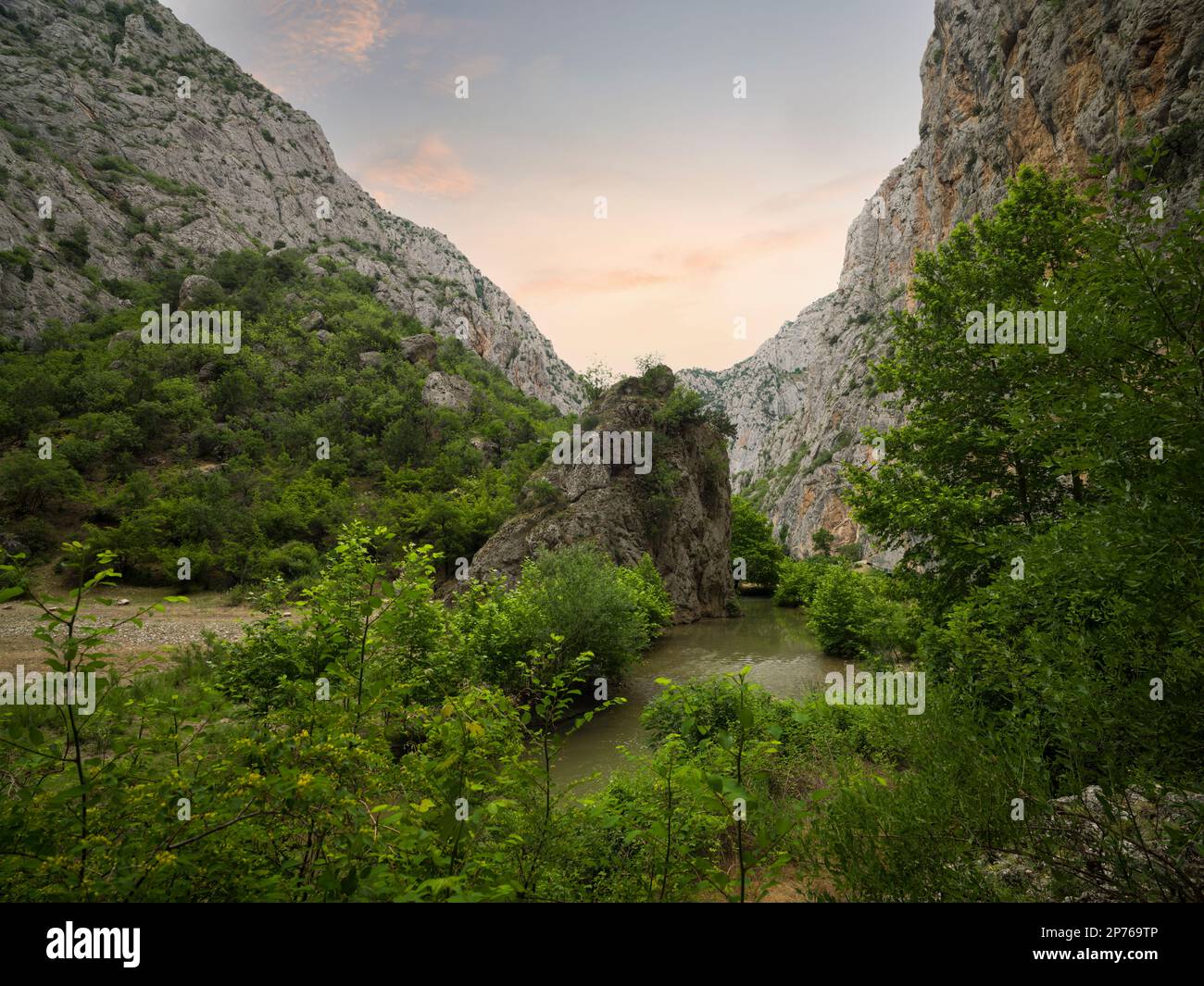 Corum, Truthahn. Blick auf Incesu oder Uzungecit Canyon vom Inneren des Tals. Reiseziele in der Türkei. Stockfoto