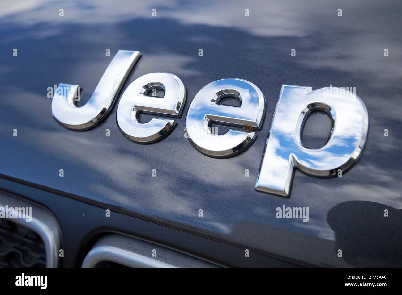 Jeep-Logo auf der Motorhaube des abtrünnigen Jeep Lanzarote, Kanarische Inseln, Spanien Stockfoto