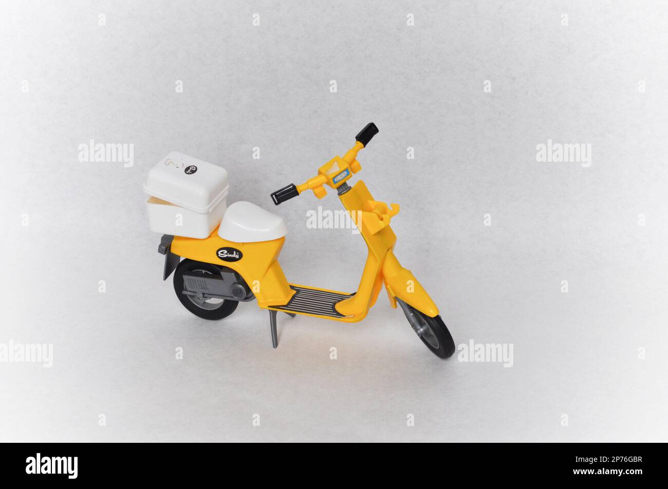 Sindys gelber Scooter Vintage 1982 Stockfoto