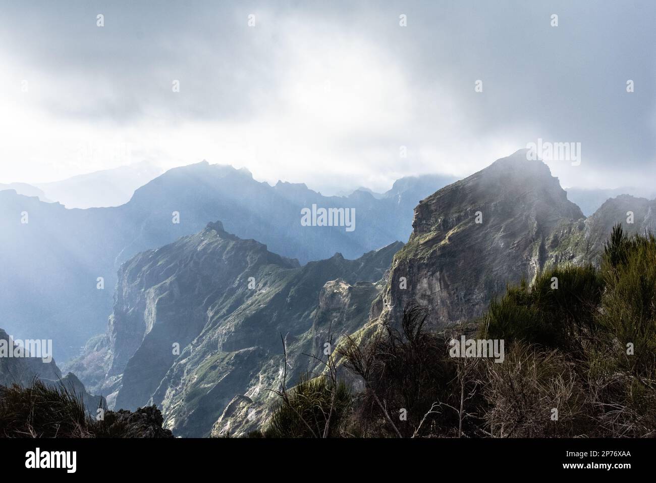 Blick auf Klippen und Berge von Madeira Portugal mit einigen Wolken darüber Stockfoto