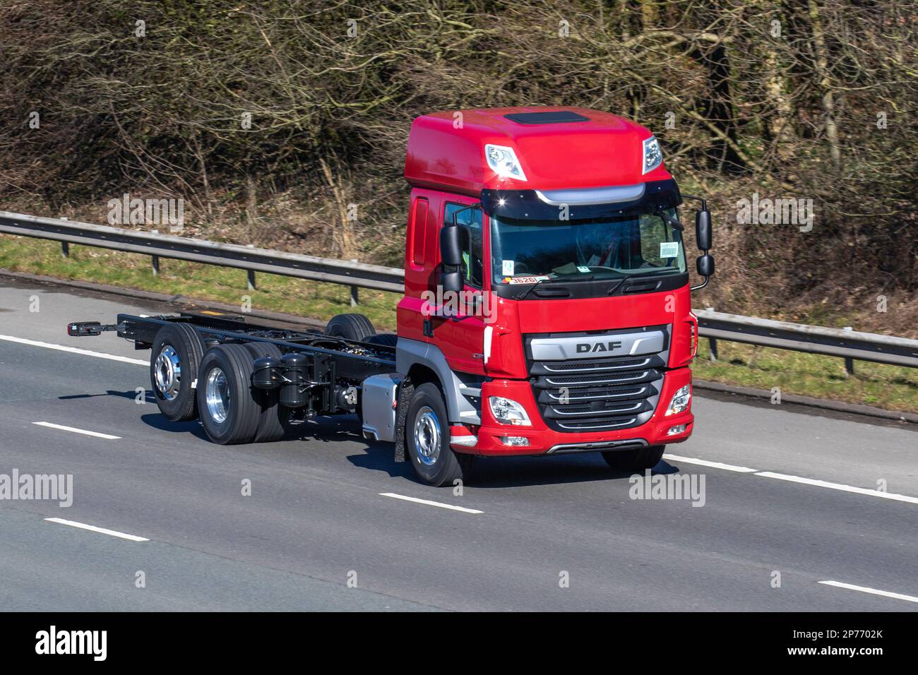 Neu fertiggestellte ehemalige DAF CF-ZUGMASCHINE mit Hinterrad-Hubkabine aus Leyland Red; Fahrt auf der Autobahn M61, Großbritannien Stockfoto