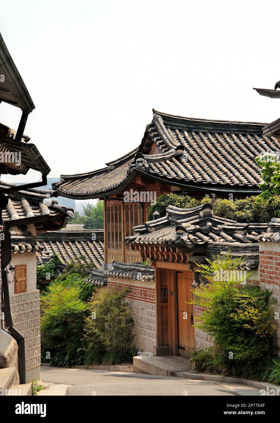 Seoul, Südkorea - Mai 2022: Malerische alte enge Straße und traditionelle koreanische Architektur und Häuser des Dorfes Bukchon Hanok mit asiatischem Dach Stockfoto