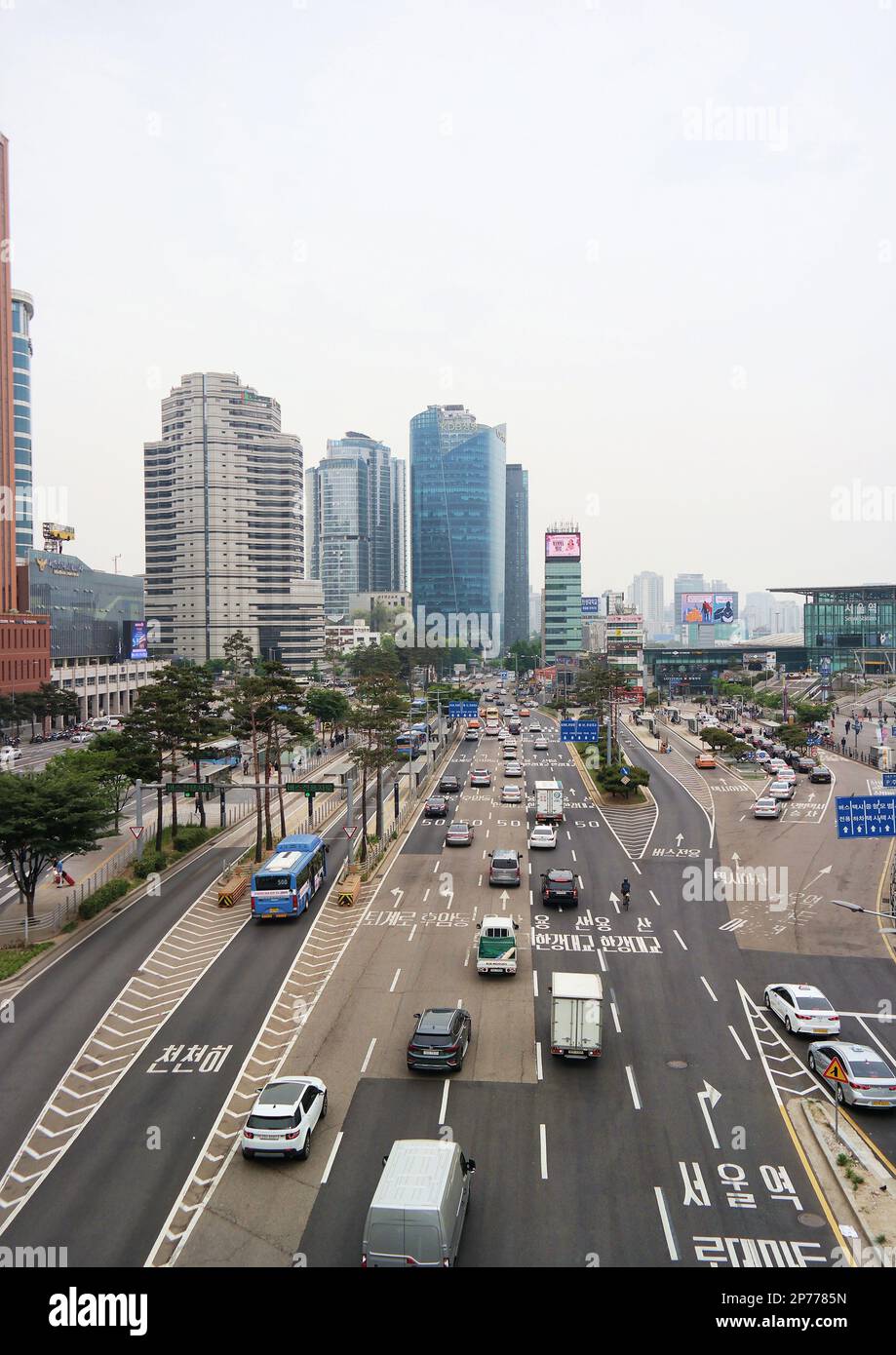 Seoul, Südkorea - Mai 2022: Blick auf Seoullo 7017, die Fußgängerzone der Bahnhofsüberführung von Seoul. In der Nähe des Hauptbahnhofs Stockfoto