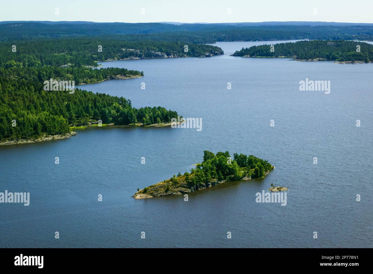 Luftaufnahme über einen Teil des Vansjø-Sees in Østfold, Norwegen. Stockfoto