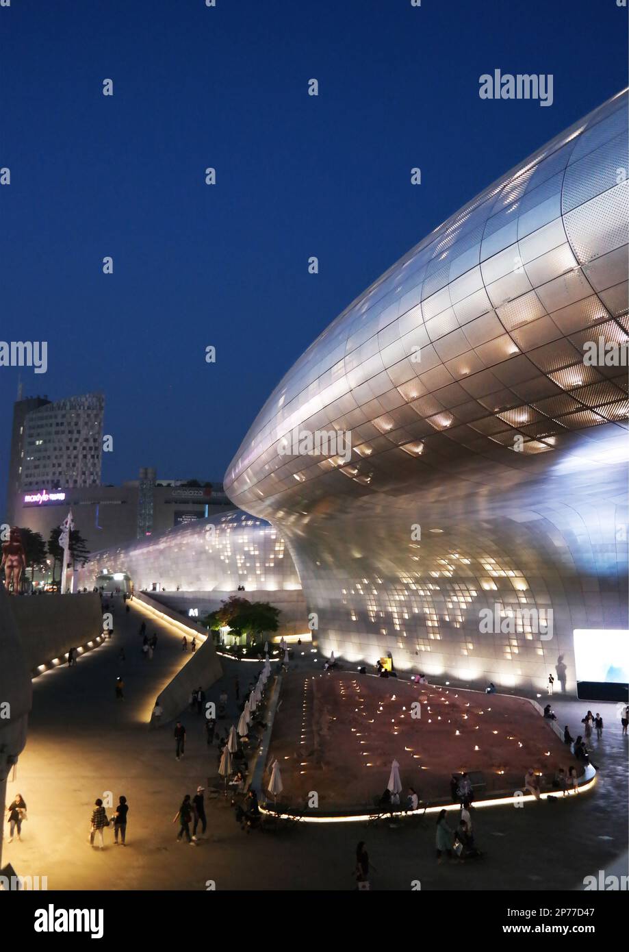 Seoul, Südkorea - Mai 2022: DDP Dongdaemun Design Plaza at Night Foto entworfen von Zaha Hadid. Größte 3D amorphe Architekturstruktur Stockfoto