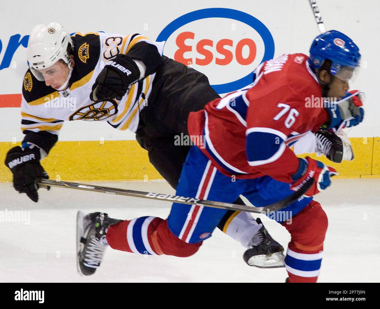 FILE - In this Dec. 16, 2010, file photo, Montreal Canadiens' P.K. Subban, right, collides with Boston Bruins' Brad Marchand during an NHL hockey game in Montreal. If there was one Montreal Canadien who got under the Boston Bruins' skin this season, it was Subban. So the rookie defenseman, who is chatty both on and off the ice, will be a likely target for the Bruins when they bring their physical style to the 33rd postseason matchup between the Original Six clubs. (AP Photo/The Canadian Press, Graham Hughes, File) Stockfoto