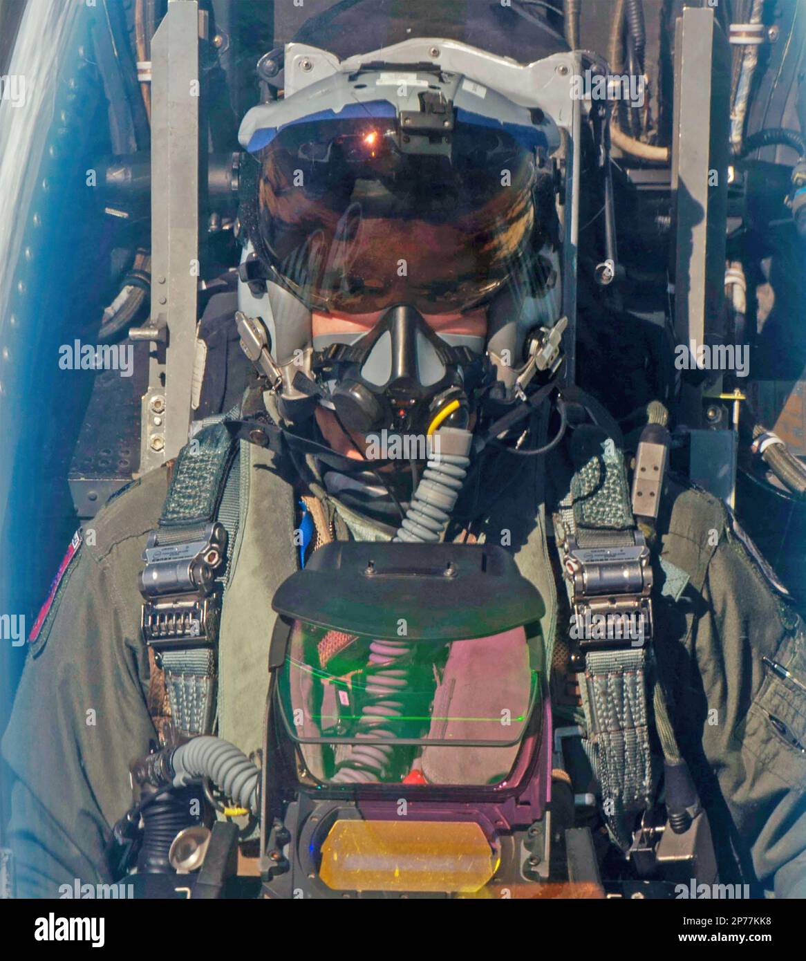 GENERAL DYNAMICS F-16 kämpft gegen Falcon-Multirollenjäger. Pilot mit Gelenkhelm im 2017. Foto: USAF? SSGT. Jonathan-Snyder-System Stockfoto