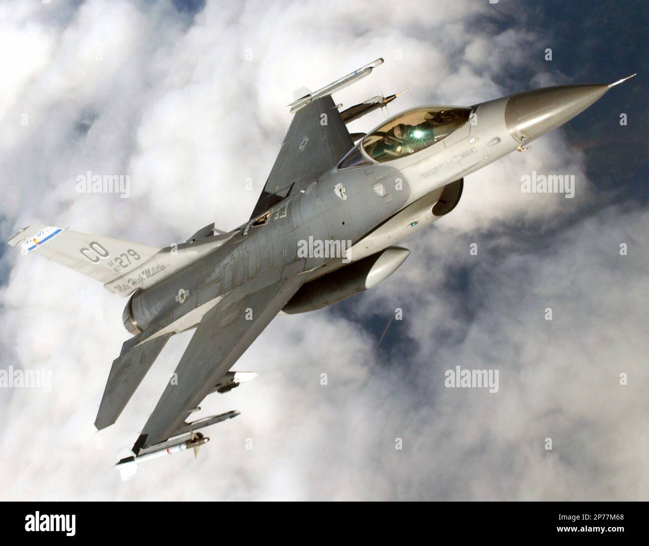 GENERAL DYNAMICS F-16 kämpft gegen Falcon-Multirollenjäger. Eine F-16C der Colorado Air National Guard bewaffnet mit AM-9 Sidewinder-Raketen und einem Treibstofftank in der Mitte im September 2003. Foto: CANG Stockfoto