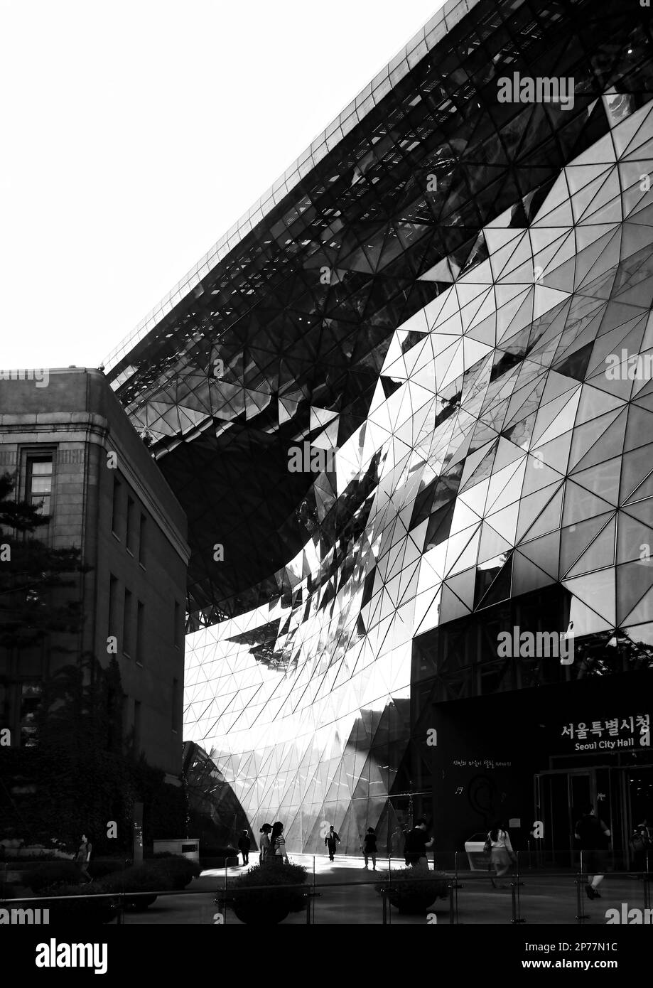 Seoul, Südkorea - Mai 2022: Seoul Rathaus mit geschwungener Glasfassade Seoul Metropolitan Government. Entwickelt von IARC Architects Stockfoto