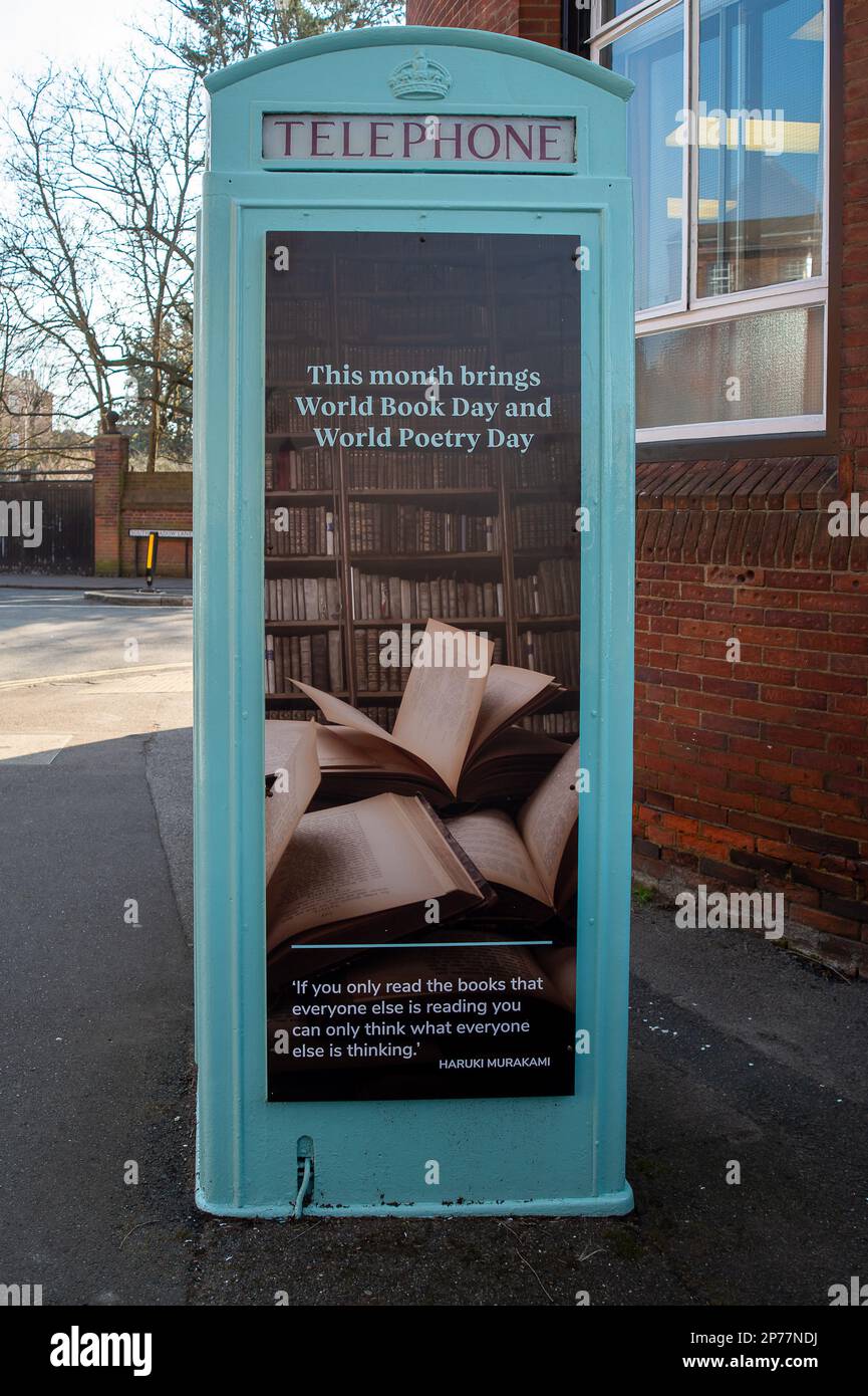 Eton, Windsor, Berkshire, Großbritannien. 2. März 2023. Eine Telefonzelle vor dem Eton College mit einem Schild über den World Book Day und den World Poetry Day diesen Monat. Kredit: Maureen McLean/Alamy Stockfoto