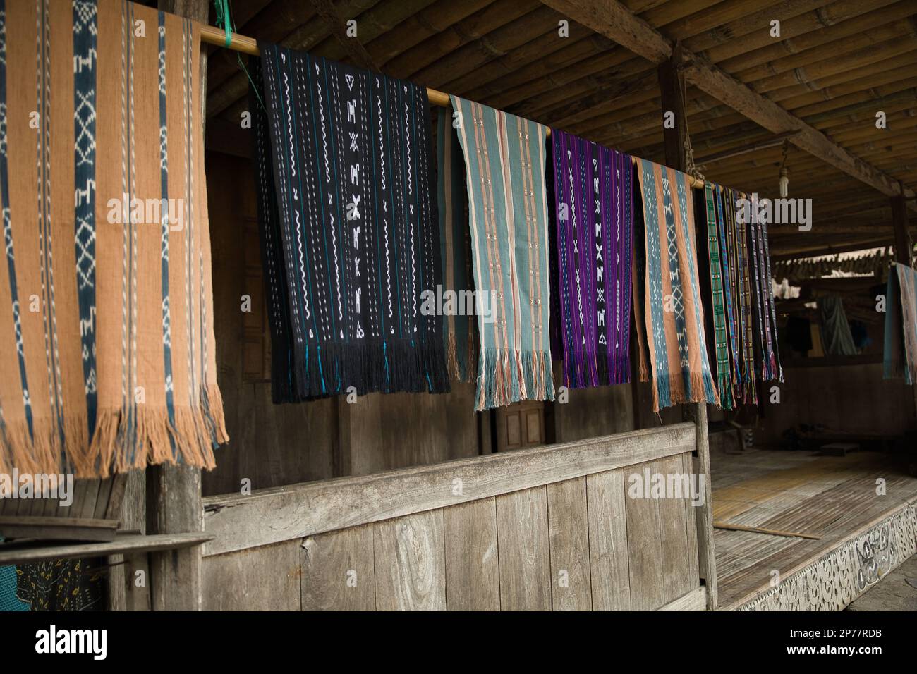 Das traditionelle Bena Village on Flores, im Fokus traditionelle Sarongs, die vor einer Hütte hängen. Stockfoto