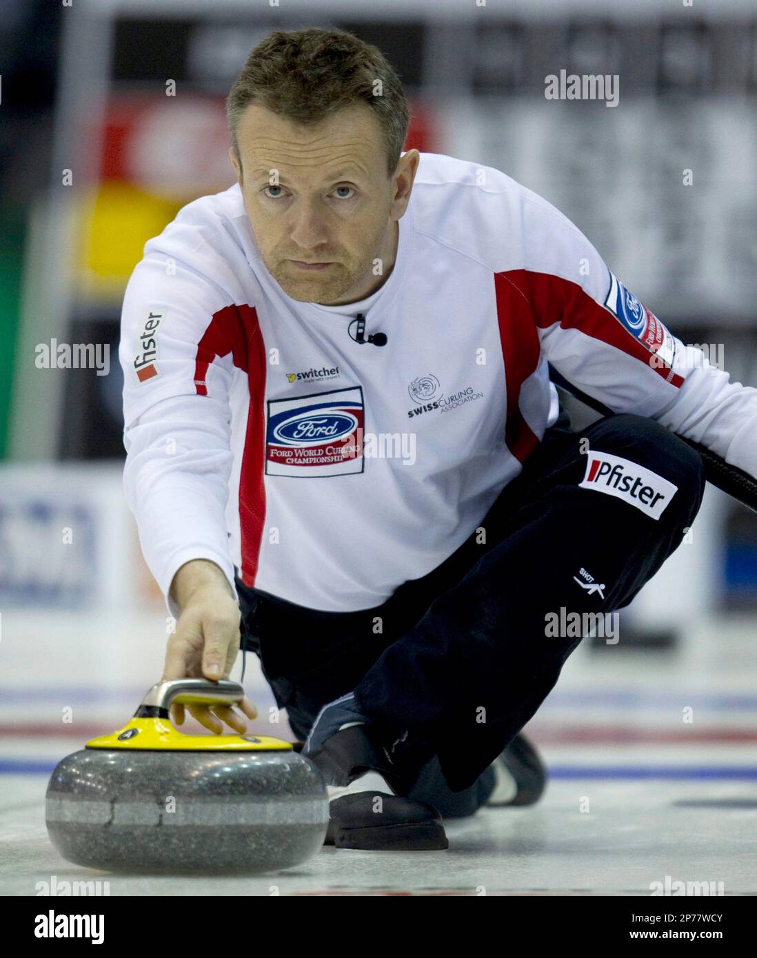 Switzerland skip Christof Schwaller makes a shot during a draw against team Canada at the World Curling Championships in Regina, Saskatchewan, Saturday, April 2, 2011. (AP Photo/The Canadian Press, Jonathan Hayward) Stockfoto