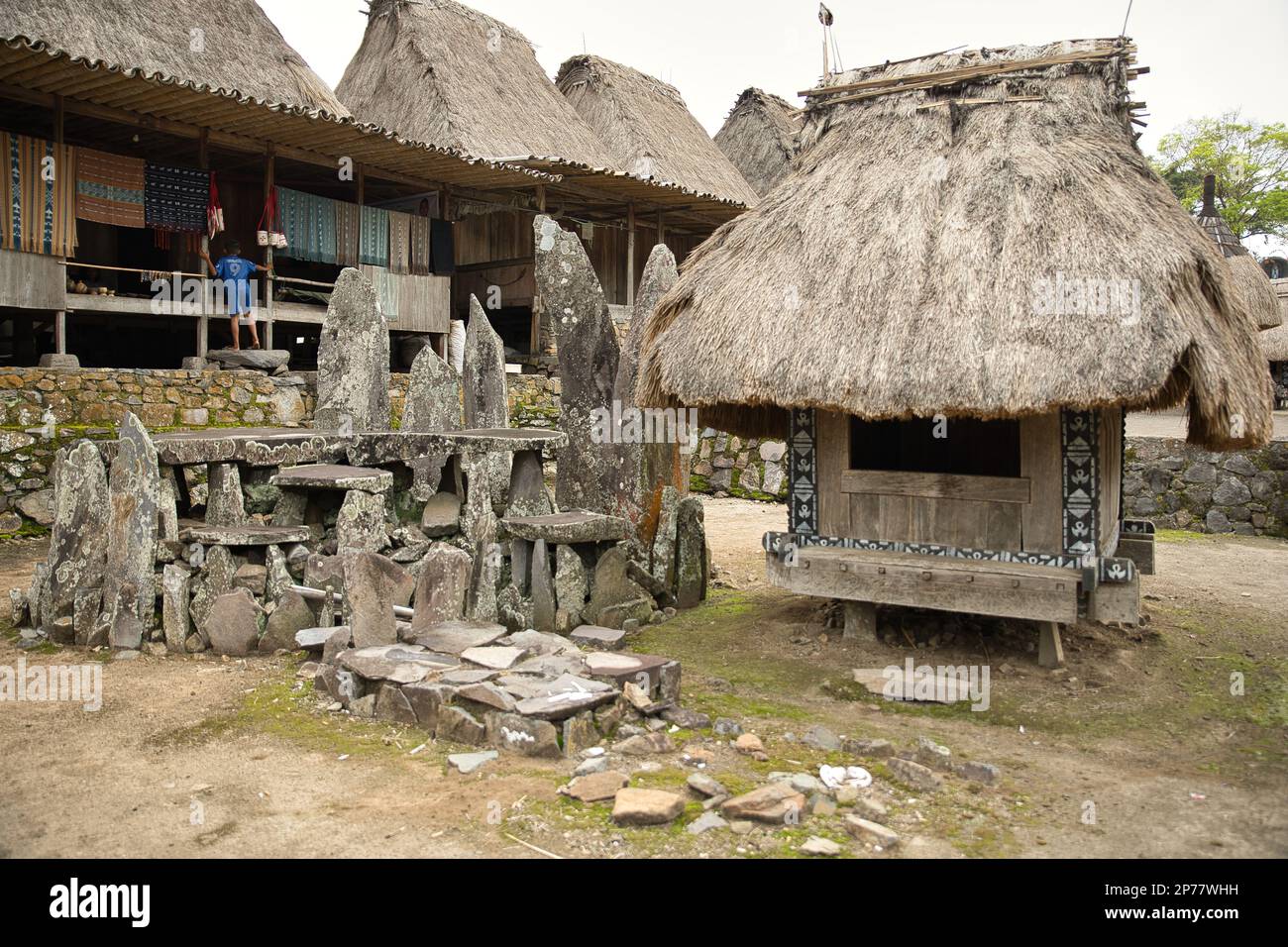 Das traditionelle Bena Village on Flores, im Fokus traditionelle Sarongs, die vor einer Hütte hängen. Stockfoto