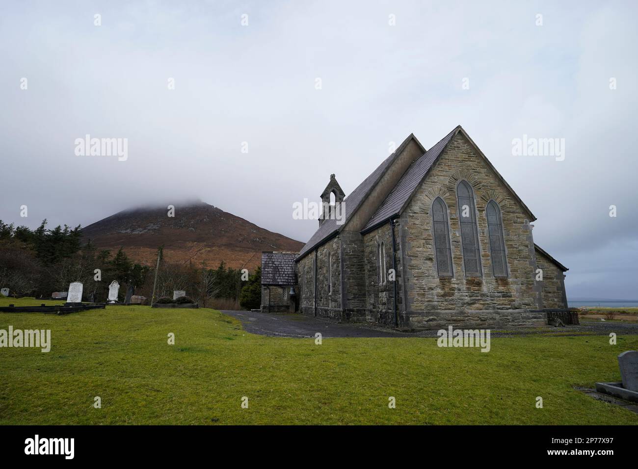 St. Thomas's Church in Dugort ist eine irische Kirche aus dem 19. Jahrhundert auf Achill Island, wo Szenen aus dem Film die Banshees von Inisherin gedreht wurden. Foto: Dienstag, 7. März 2023. Stockfoto