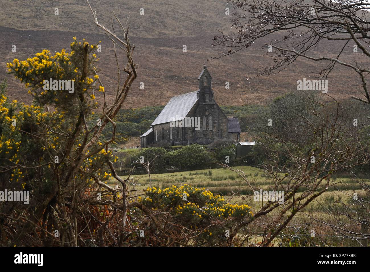 St. Thomas's Church in Dugort ist eine irische Kirche aus dem 19. Jahrhundert auf Achill Island, wo Szenen aus dem Film die Banshees von Inisherin gedreht wurden. Foto: Dienstag, 7. März 2023. Stockfoto